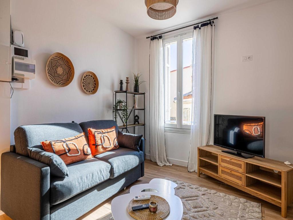 un salon avec un canapé et une télévision dans l'établissement Sublime 1BR 2p - Cannes Palais des Festivals, à Cannes