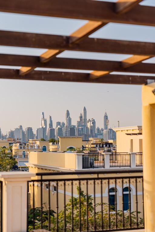 Linna Dubai üldine vaade või majutusasutusest Stunning 4BR Jumeira Park Villa With Pool and Jacuzzi pildistatud vaade
