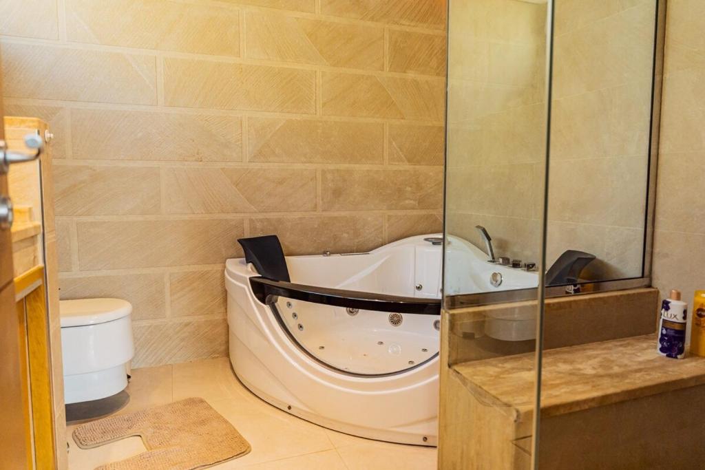 Vannituba majutusasutuses Stunning 4BR Jumeira Park Villa With Pool and Jacuzzi
