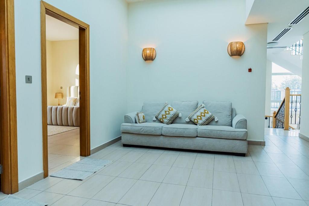 Istumisnurk majutusasutuses Stunning 4BR Jumeira Park Villa With Pool and Jacuzzi