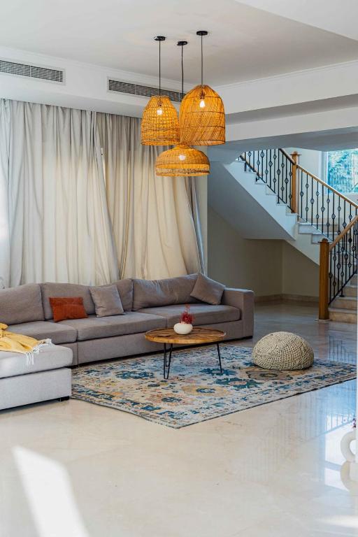 Istumisnurk majutusasutuses Stunning 4BR Jumeira Park Villa With Pool and Jacuzzi