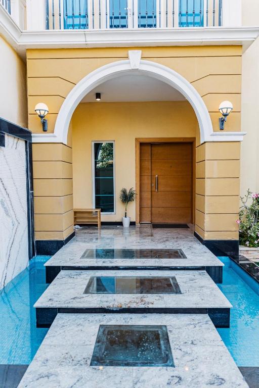 Bassein majutusasutuses Stunning 4BR Jumeira Park Villa With Pool and Jacuzzi või selle lähedal