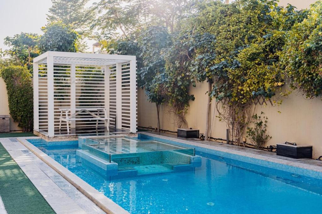 Bassein majutusasutuses Stunning 4BR Jumeira Park Villa With Pool and Jacuzzi või selle lähedal