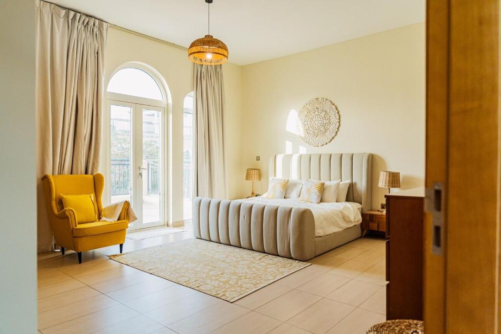 Voodi või voodid majutusasutuse Stunning 4BR Jumeira Park Villa With Pool and Jacuzzi toas