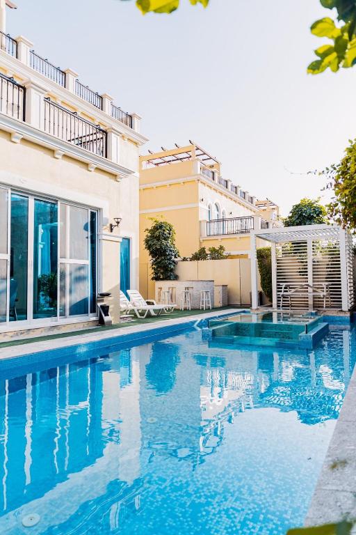 Bassein majutusasutuses Stunning 4BR Jumeira Park Villa With Pool and Jacuzzi või selle lähedal