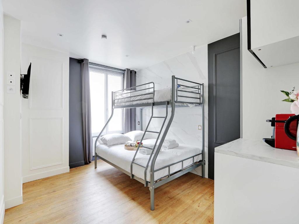 une chambre avec un lit superposé dans une pièce dans l'établissement Welcoming studio - 3P - Place de la République, à Paris