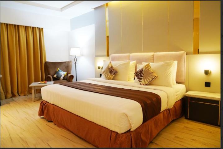 Postel nebo postele na pokoji v ubytování Abadi Suite Hotel & Tower