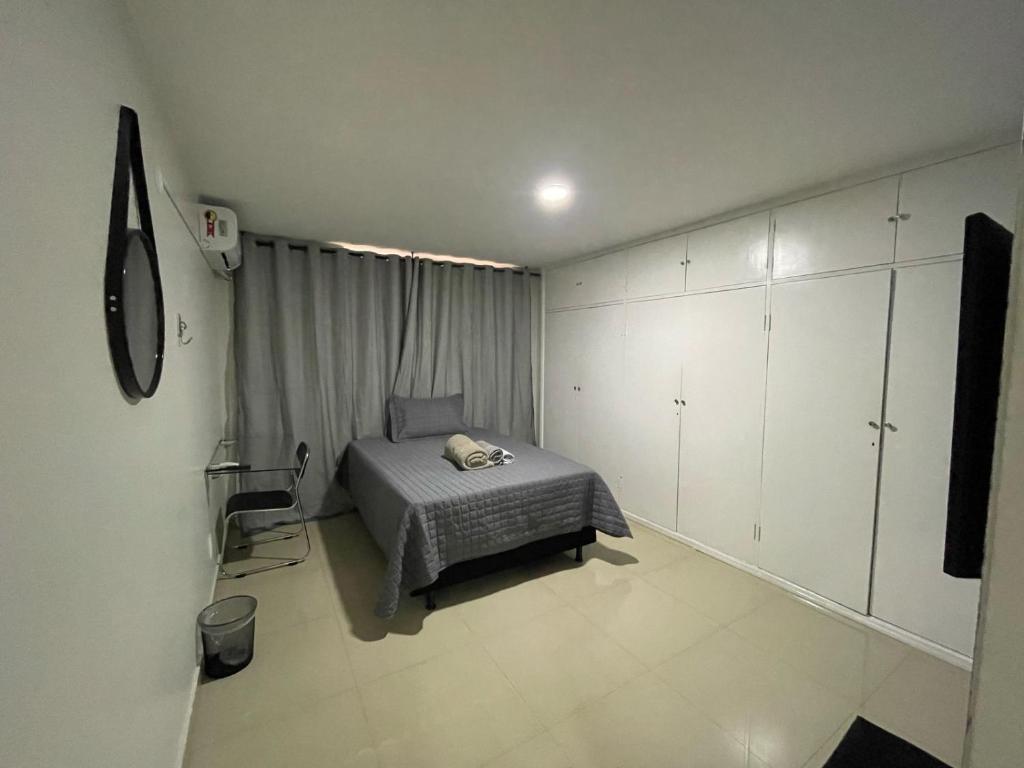 巴西利亚Casa do Naldo的带床和白色橱柜的卧室