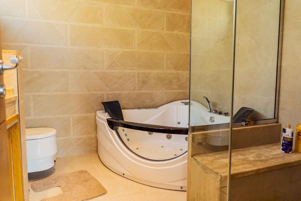 Vannituba majutusasutuses Stunning 4BR Jumeira Park Villa With Pool and Jacuzzi