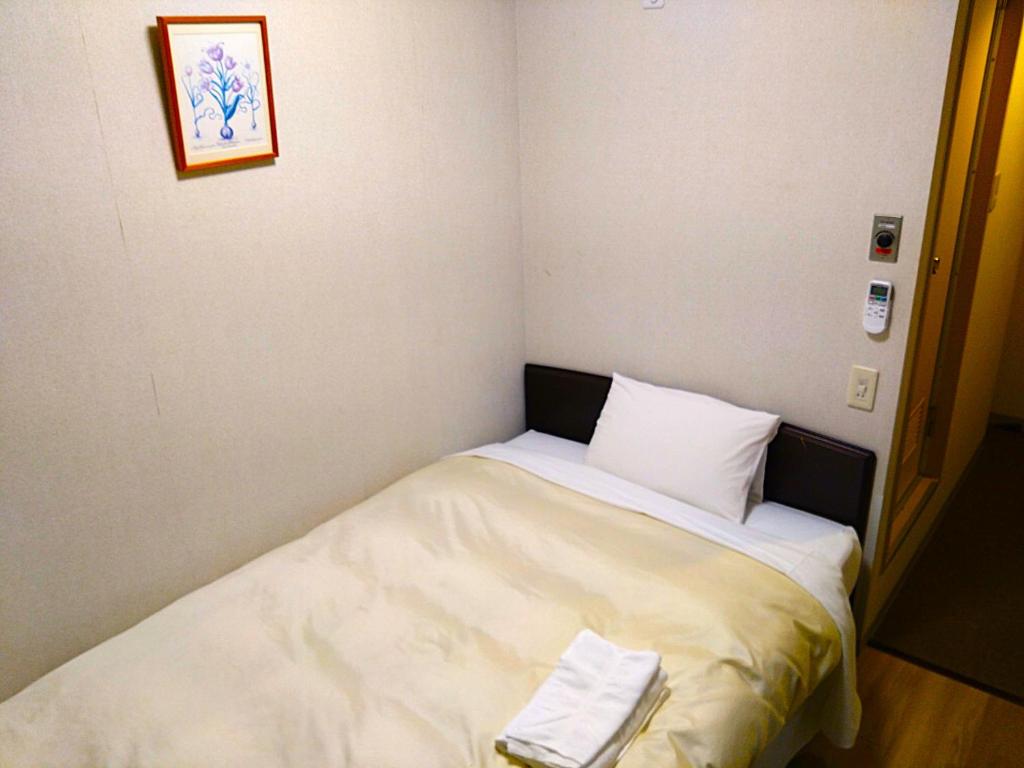 Postel nebo postele na pokoji v ubytování Hotel Crown Hills Toyama