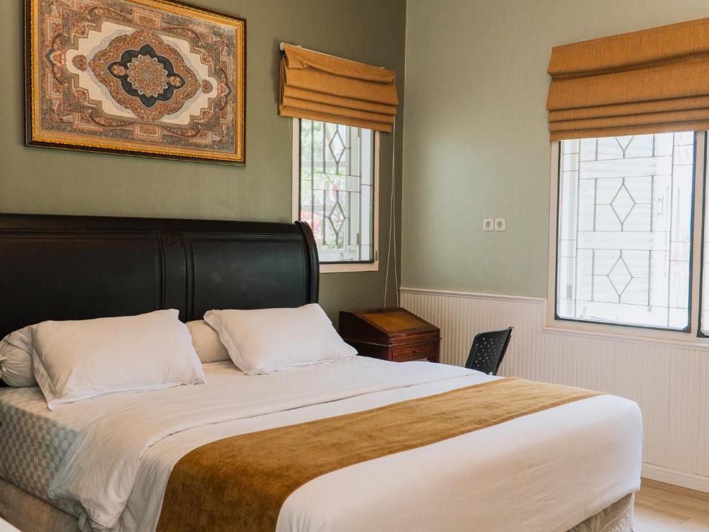 Postel nebo postele na pokoji v ubytování TM 16 Padang - Mentawai Tour Package, Airport Transport, Sumatra Local Touch