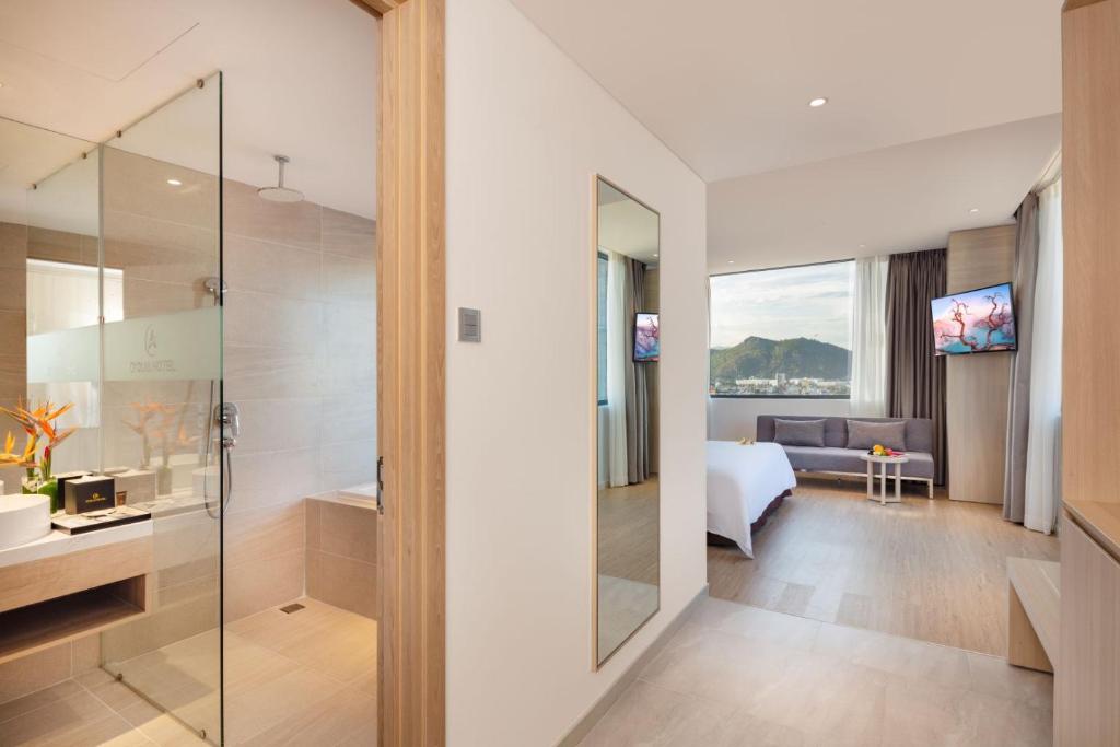 Giường trong phòng chung tại DQua Hotel