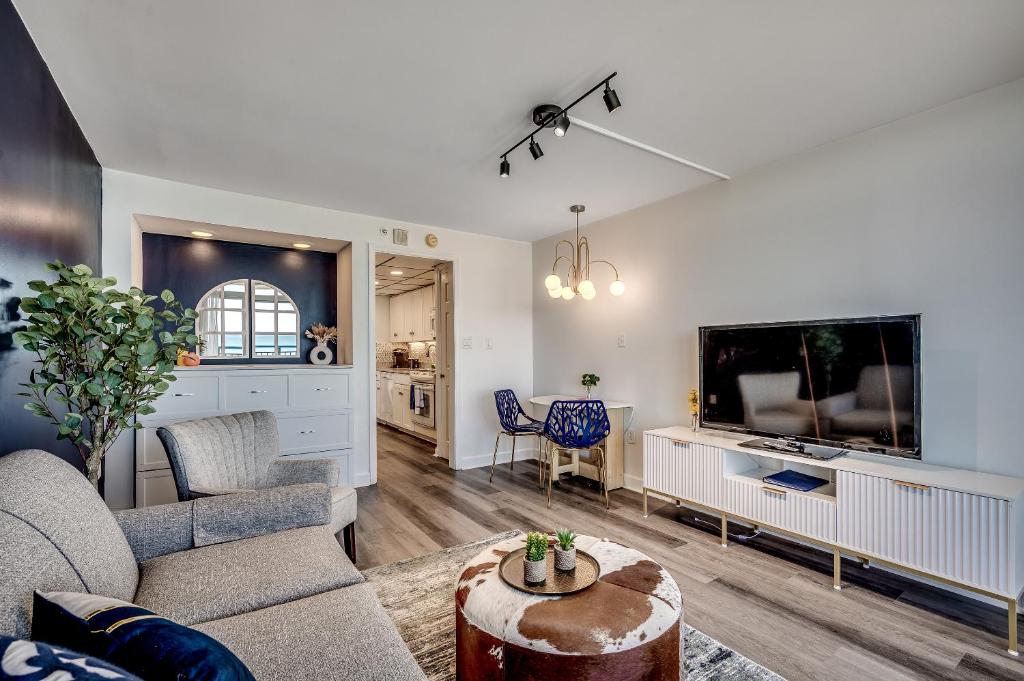 Μια τηλεόραση ή/και κέντρο ψυχαγωγίας στο Breathtaking View from 3 Private Balconies 12th Floor