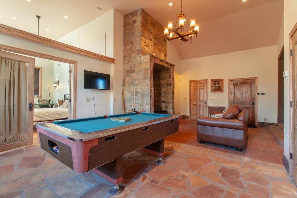 Τραπέζι μπιλιάρδου στο 14 Guests 5BR 2BA At-Home Gym & Spacious Living