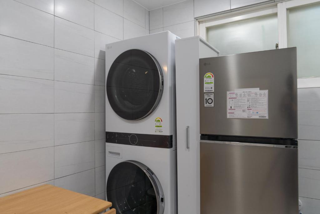 a washing machine and a refrigerator in a kitchen at Manoa Garden in Seoul