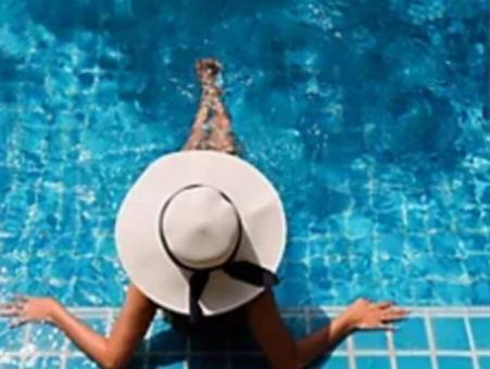 una persona con sombrero en una piscina en Maria Mariáh, en Itanhaém