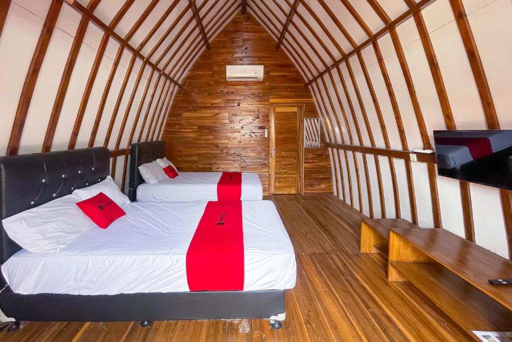 RedDoorz Plus at Erbysa 4 Pantai Sayang Heulang Pamengpeuk Garut - Familienzimmer