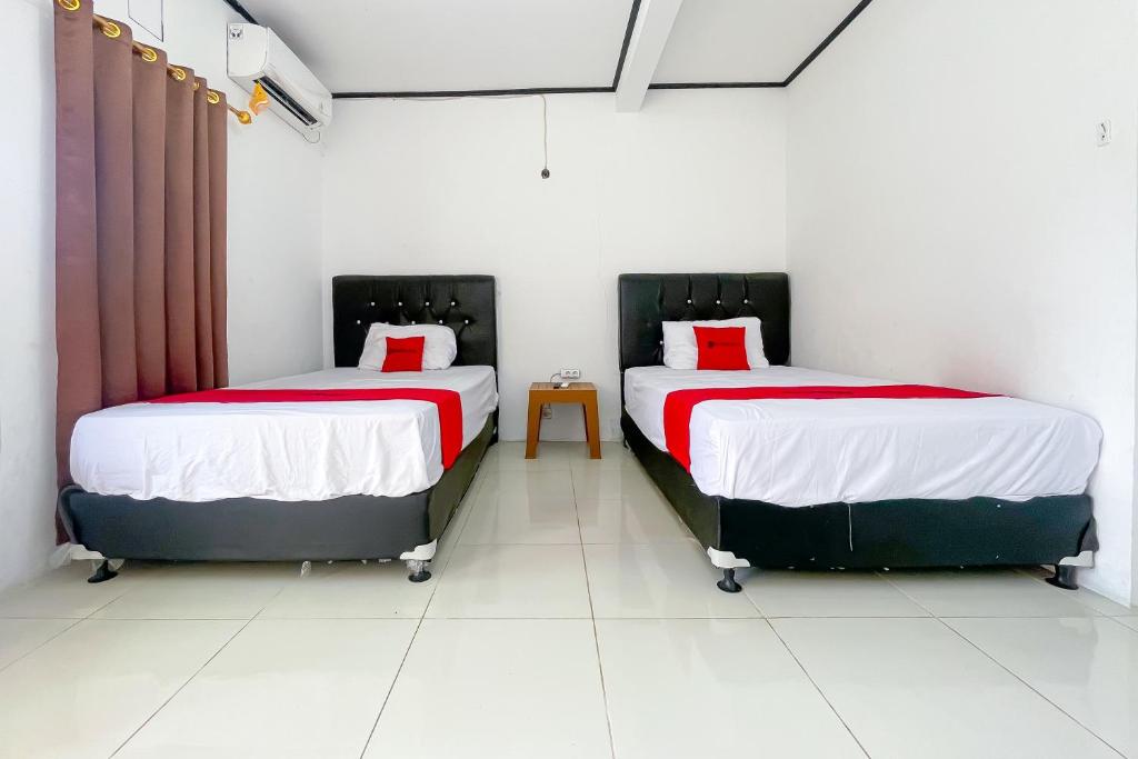 RedDoorz Plus at Erbysa 4 Pantai Sayang Heulang Pamengpeuk Garut - Standard-Zweibettzimmer