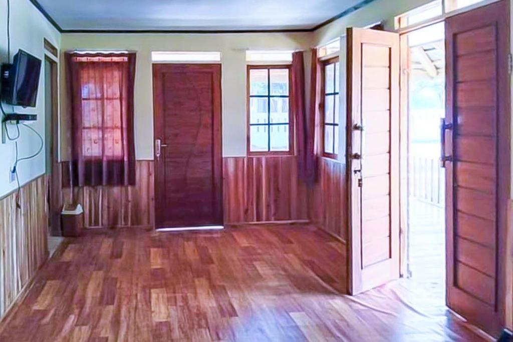 RedDoorz Plus at Erbysa 4 Pantai Sayang Heulang Pamengpeuk Garut - Villa