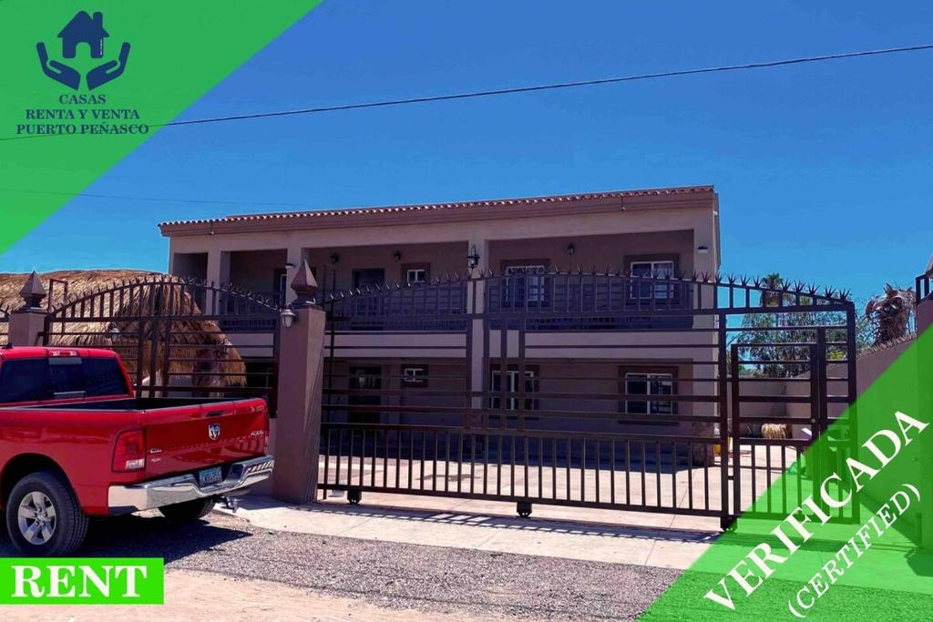 ein roter Lastwagen, der vor einem Haus geparkt ist in der Unterkunft Casa Miguel Hidalgo 6 Bedroom, 4 Bath for 20 people in Puerto Peñasco