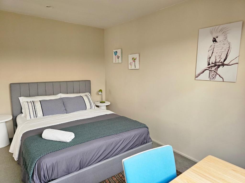 Postel nebo postele na pokoji v ubytování Lilypad of Three Kings Guest Rooms
