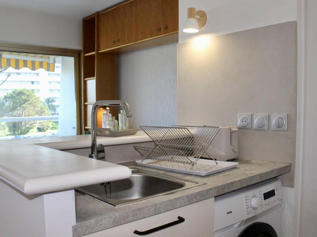 un comptoir de cuisine avec un évier et un évier dans l'établissement Studio moderne rénové, 4 couchages, proche plage - FR-1-252A-132, à Villeneuve-Loubet