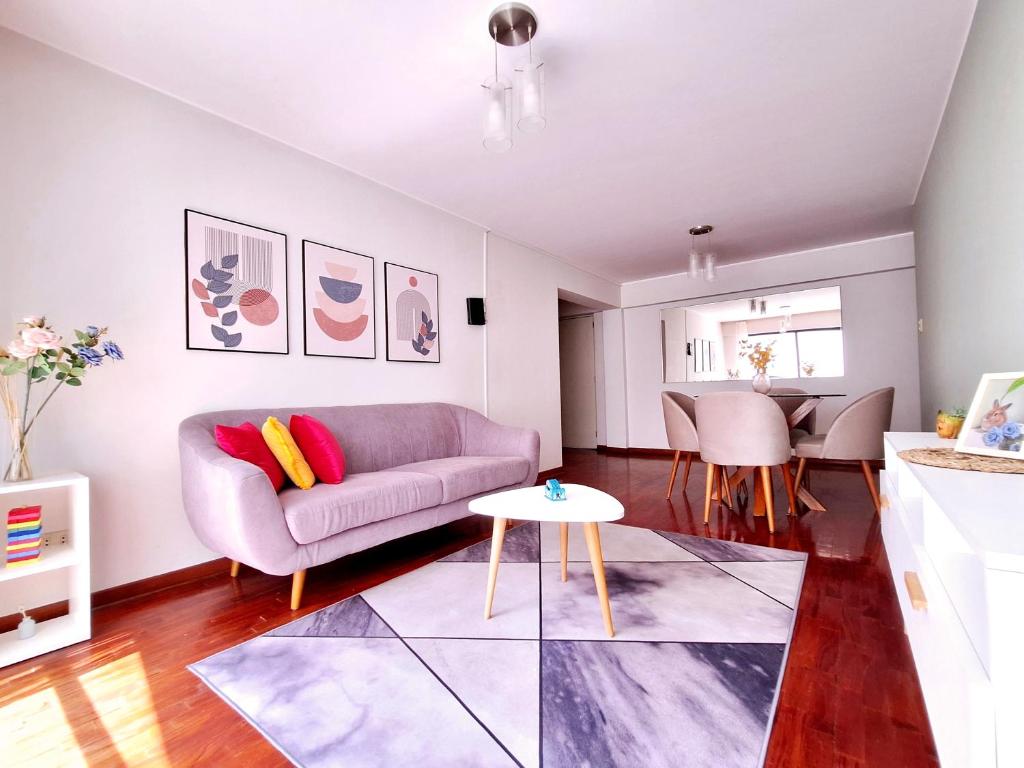 Posezení v ubytování Miraflores Habitacion con baño compartido