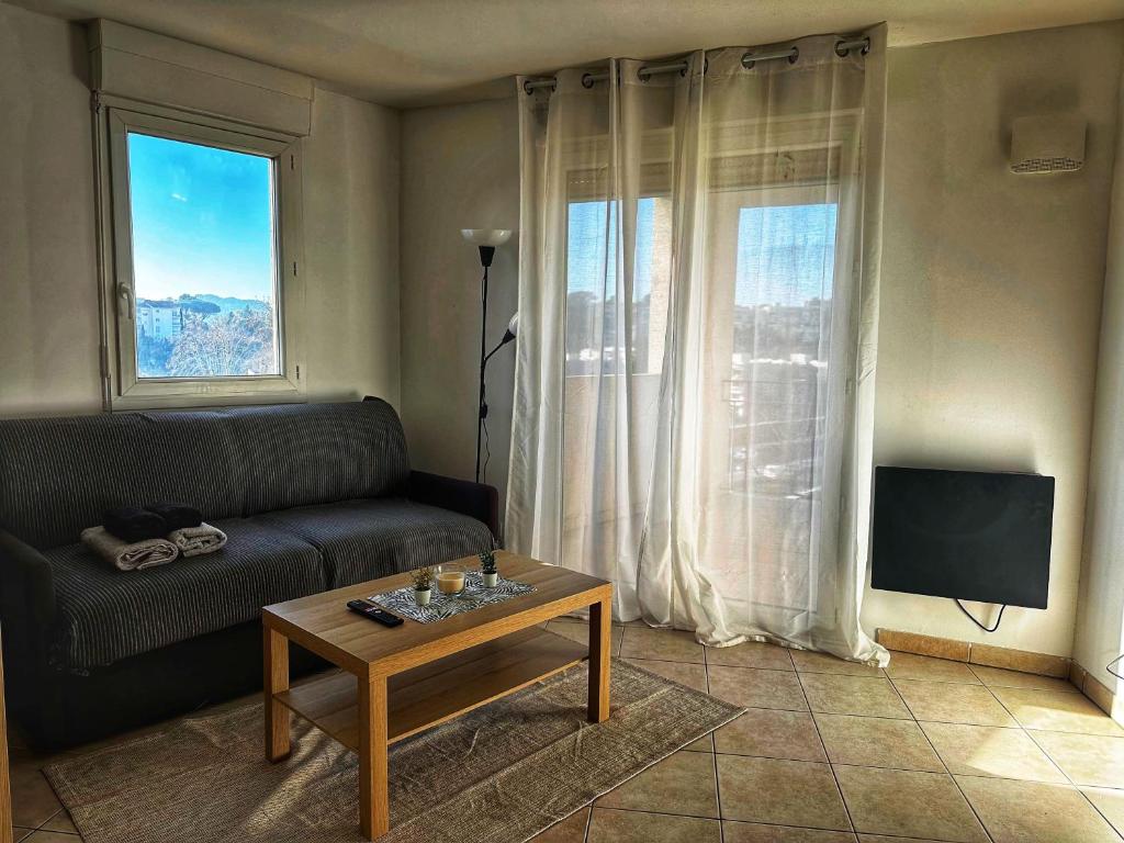 un salon avec un canapé et une table basse dans l'établissement Le Coin Du Soleil, à Toulon