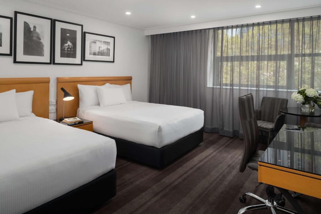 Postel nebo postele na pokoji v ubytování Rydges World Square