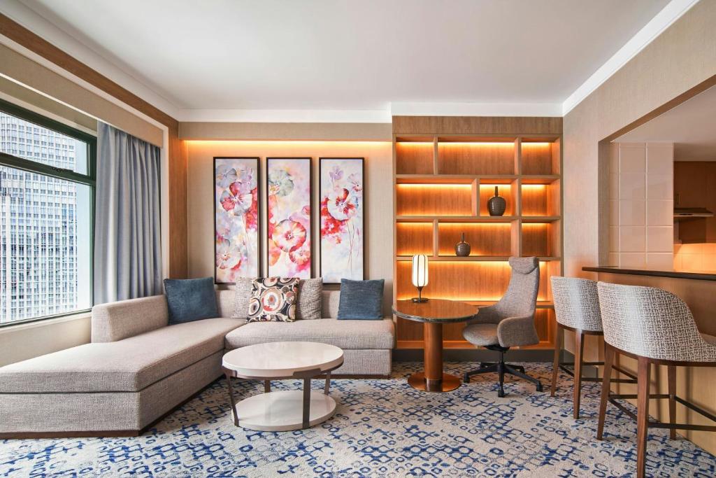 Club lounge access, Larger Suite, 1 King