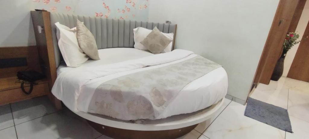 Postel nebo postele na pokoji v ubytování Hotel Paris Plaza
