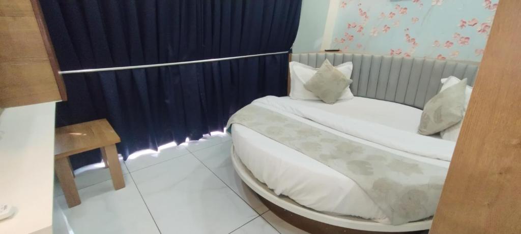 Postel nebo postele na pokoji v ubytování Hotel Paris Plaza