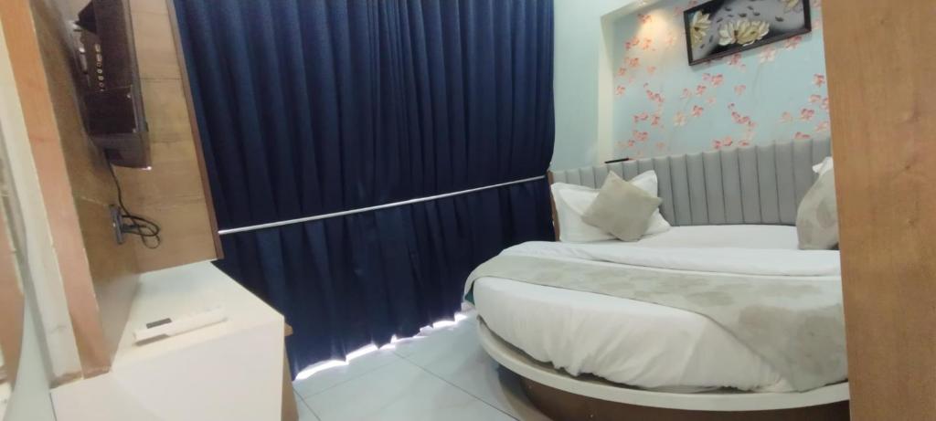 Postel nebo postele na pokoji v ubytování Hotel Paris Plaza