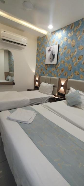 Postel nebo postele na pokoji v ubytování Hotel Paris Plaza