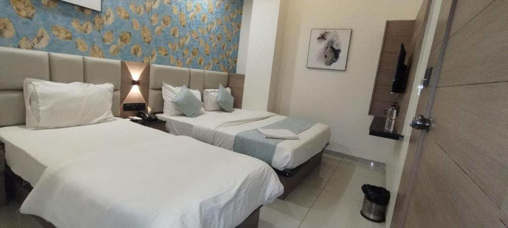 Postel nebo postele na pokoji v ubytování Hotel Paris Plaza