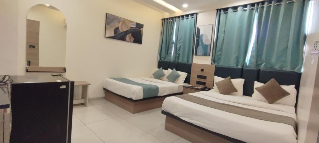 Postel nebo postele na pokoji v ubytování Hotel Paris Plaza