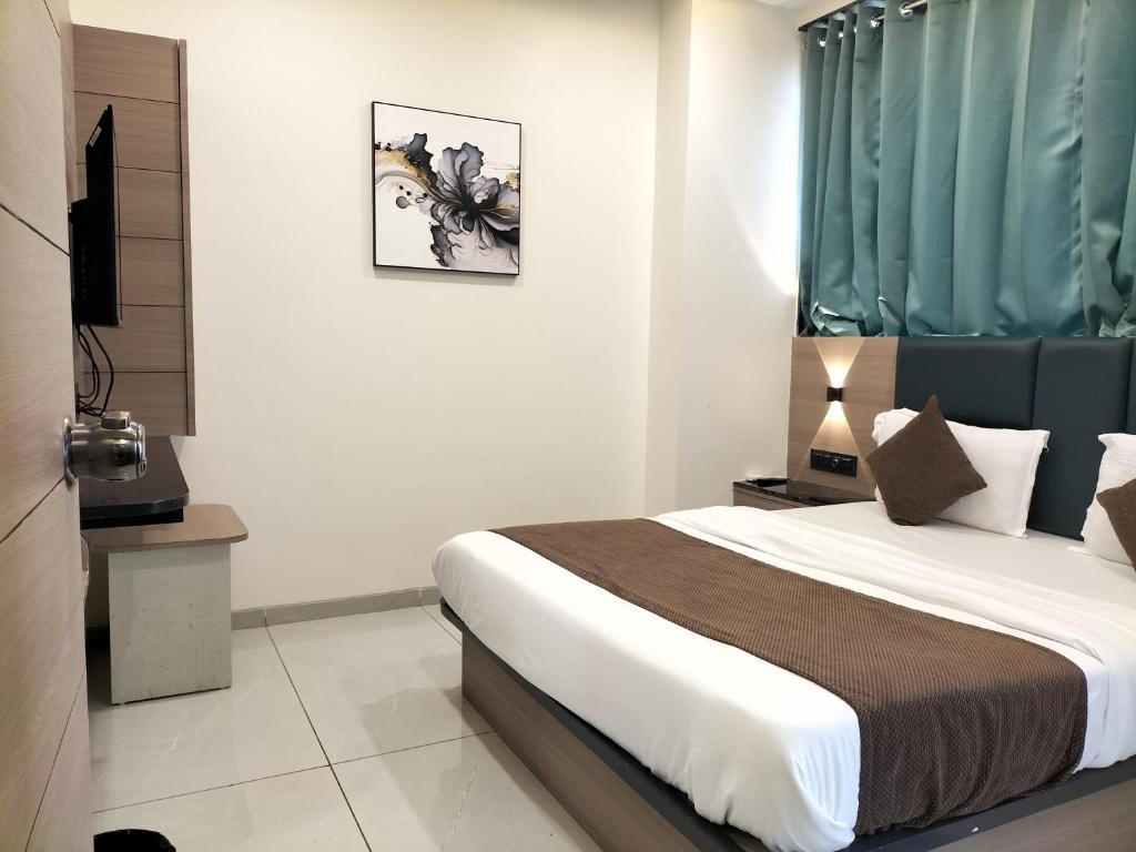 Postel nebo postele na pokoji v ubytování Hotel Paris Plaza