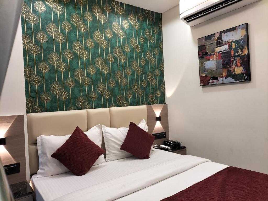 Postel nebo postele na pokoji v ubytování Hotel Paris Plaza