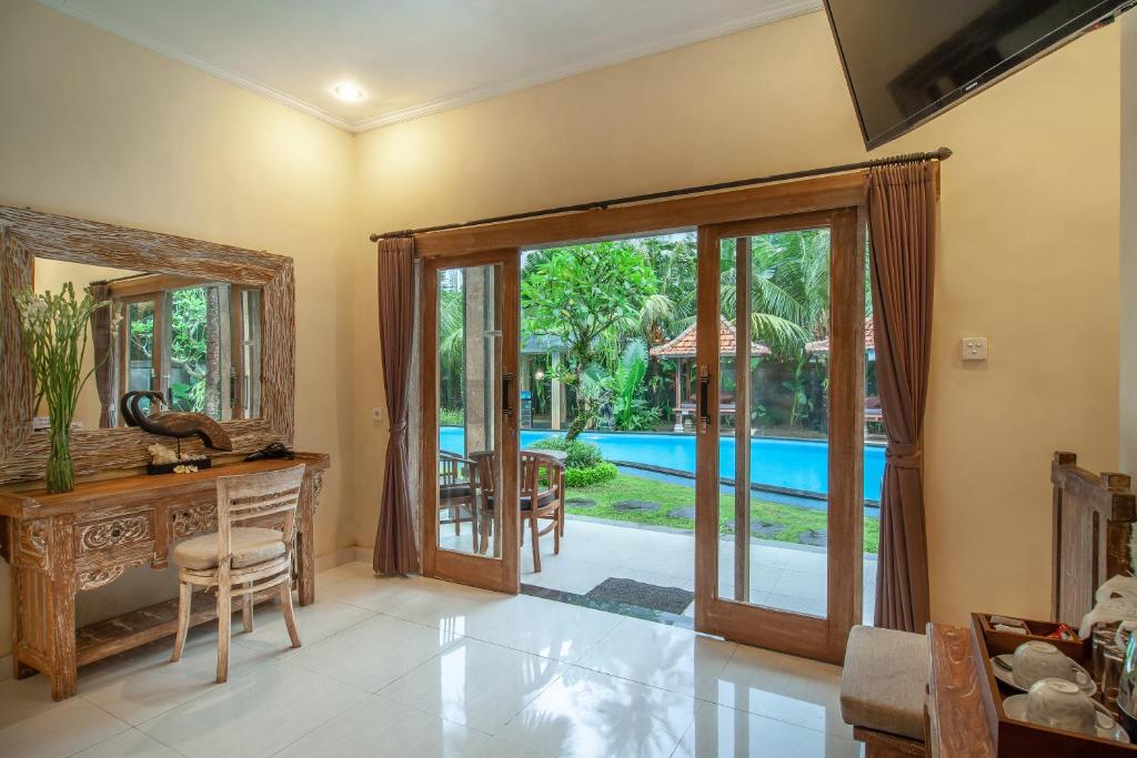 Bazén v ubytování Abhirama Villas and Spa nebo v jeho okolí