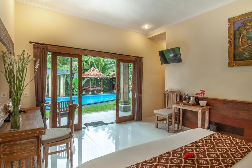 Bazén v ubytování Abhirama Villas and Spa nebo v jeho okolí