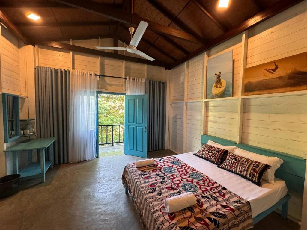 Postel nebo postele na pokoji v ubytování Mahaon surf hotel