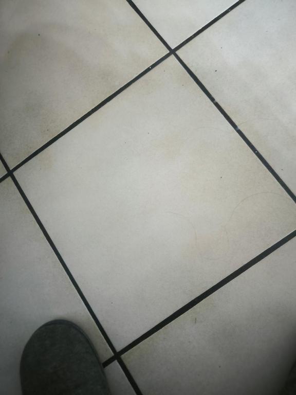 un sol carrelé avec une personne debout sur le dessus dans l'établissement Valen'home, à Valensole