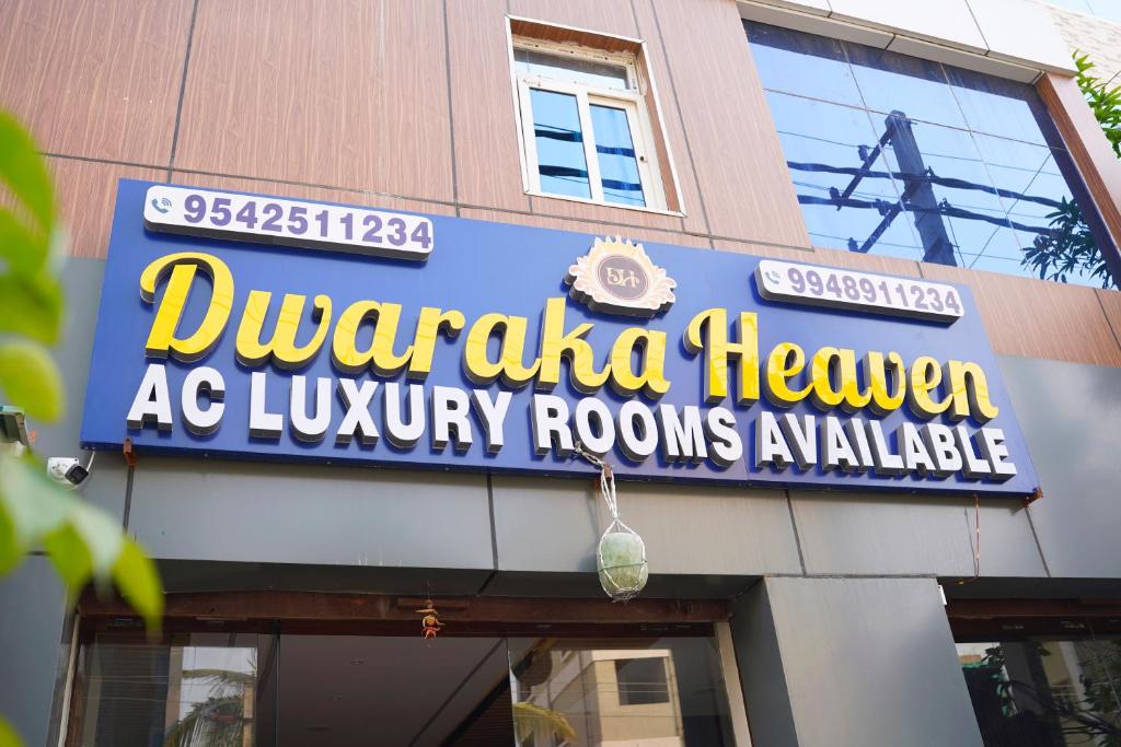 Un cartel de un restaurante en el lateral de un edificio. en Dwaraka Heaven Luxury rooms, en Kondapur