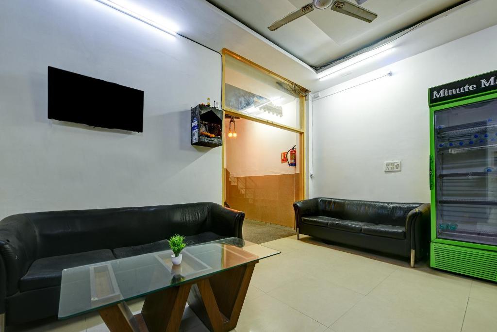 TV a/nebo společenská místnost v ubytování Hotel Cladis Near Sector 15 Metro