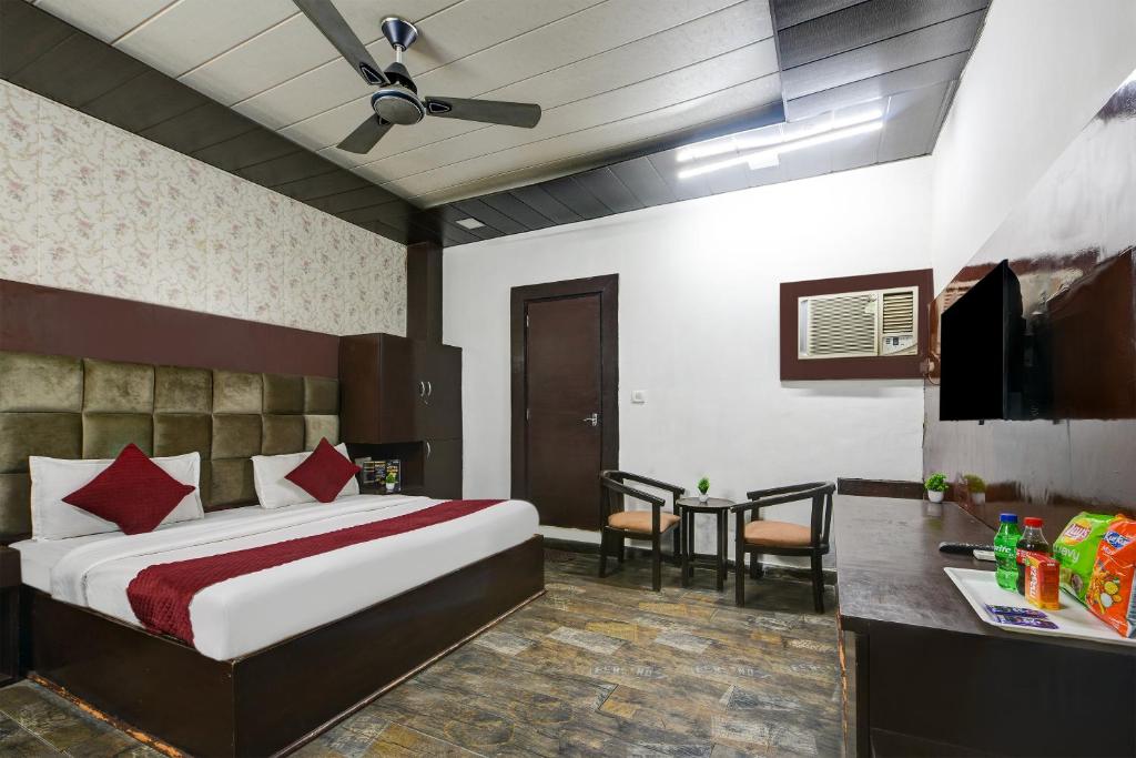 Postel nebo postele na pokoji v ubytování Hotel Cladis Near Sector 15 Metro