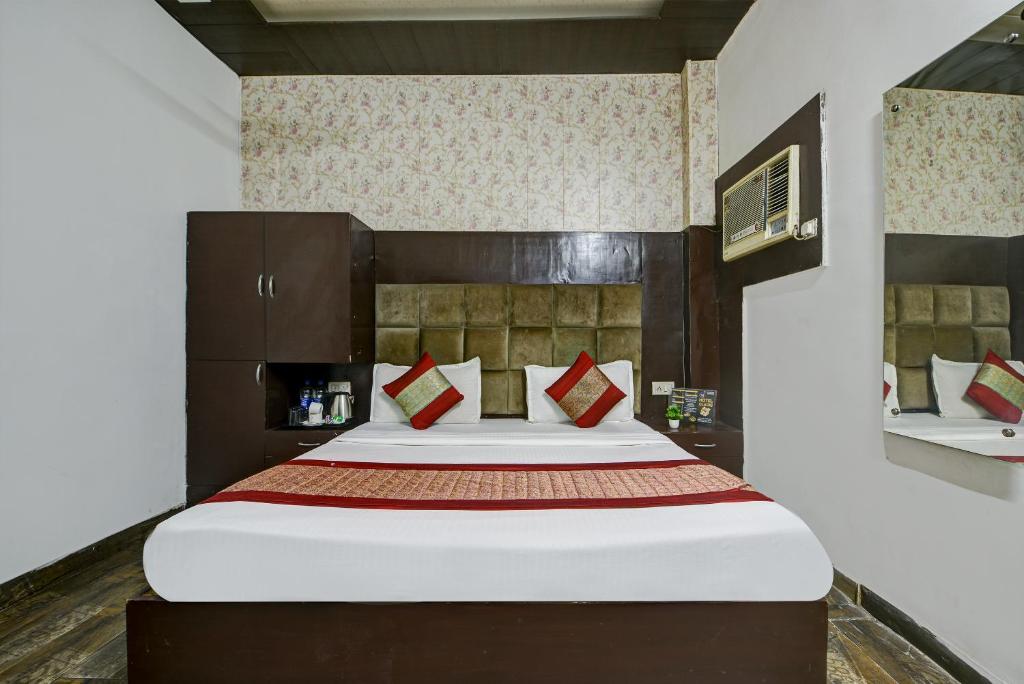 Postel nebo postele na pokoji v ubytování Hotel Cladis Near Sector 15 Metro