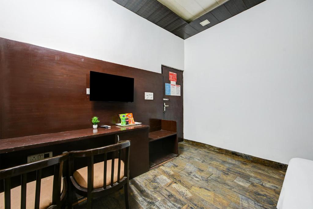 TV a/nebo společenská místnost v ubytování Hotel Cladis Near Sector 15 Metro