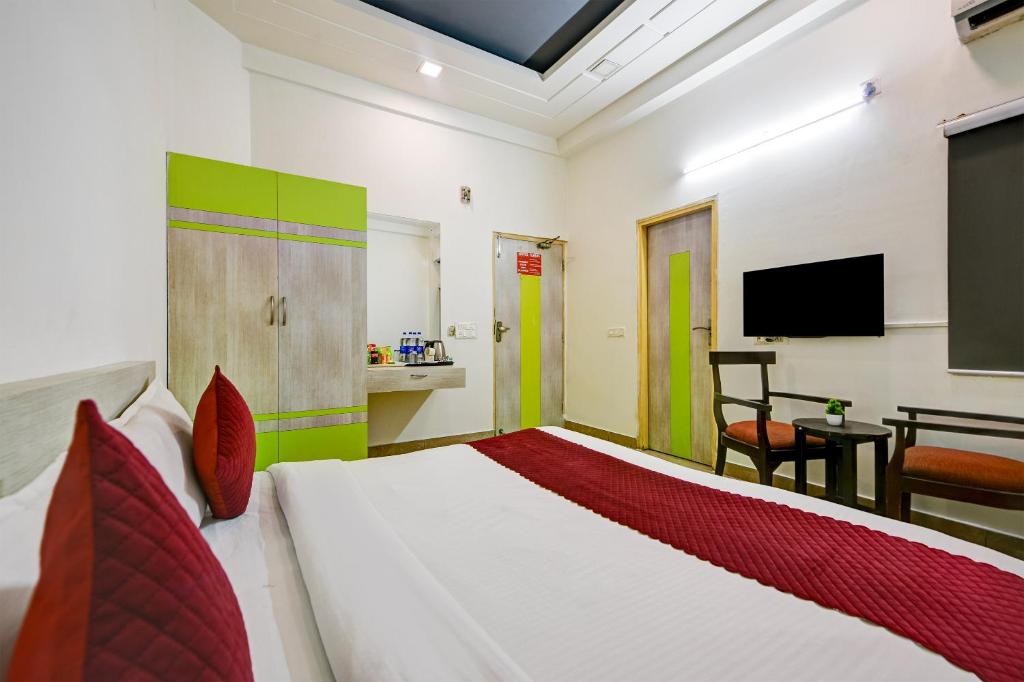 TV a/nebo společenská místnost v ubytování Hotel Cladis Near Sector 15 Metro