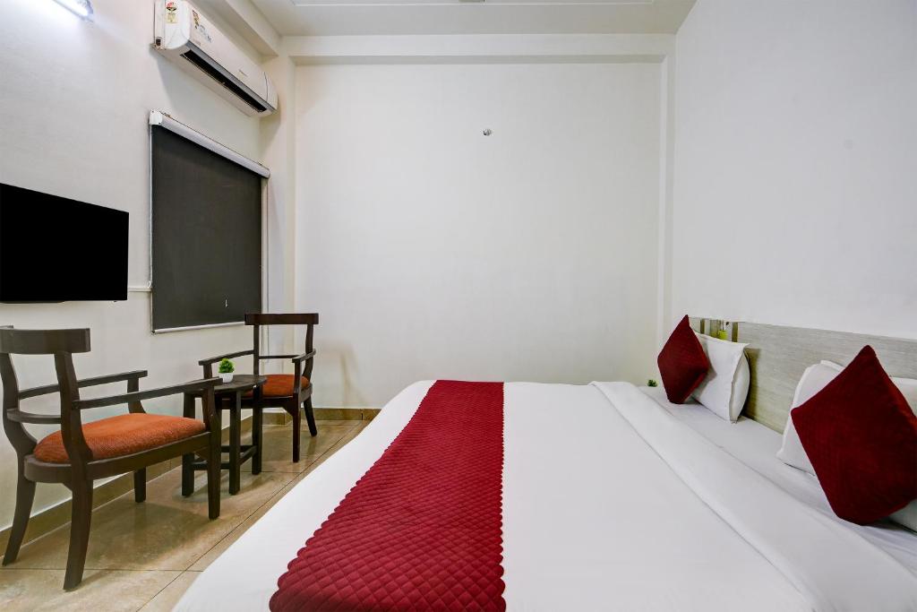 Postel nebo postele na pokoji v ubytování Hotel Cladis Near Sector 15 Metro