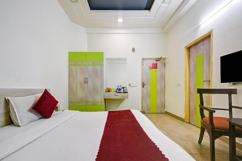 Postel nebo postele na pokoji v ubytování Hotel Cladis Near Sector 15 Metro